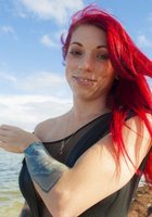 Красноволосая Эвора гуляет по берегу с оголенной грудью 34 фото