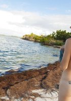 Красноволосая Эвора гуляет по берегу с оголенной грудью 39 фотография