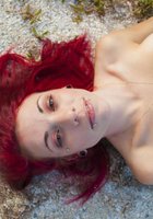 Красноволосая Эвора гуляет по берегу с оголенной грудью 37 фото