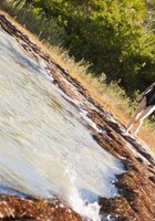 Красноволосая Эвора гуляет по берегу с оголенной грудью 32 фото