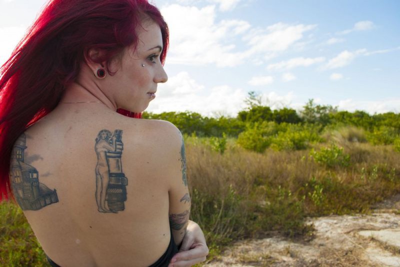 Красноволосая Эвора гуляет по берегу с оголенной грудью 24 фотография