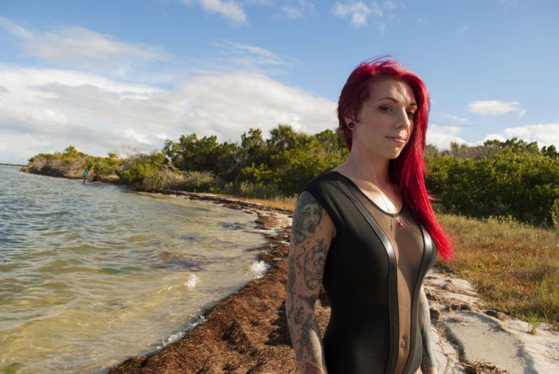Красноволосая Эвора гуляет по берегу с оголенной грудью 11 фотография