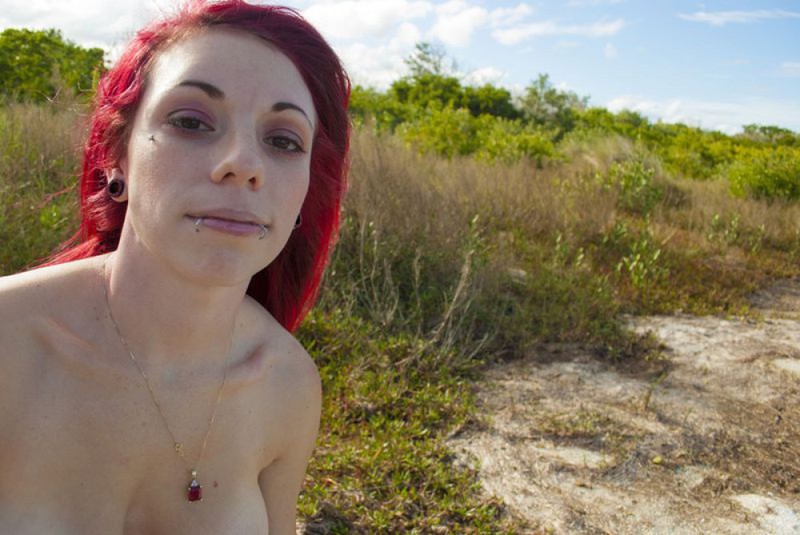Красноволосая Эвора гуляет по берегу с оголенной грудью 18 фотография