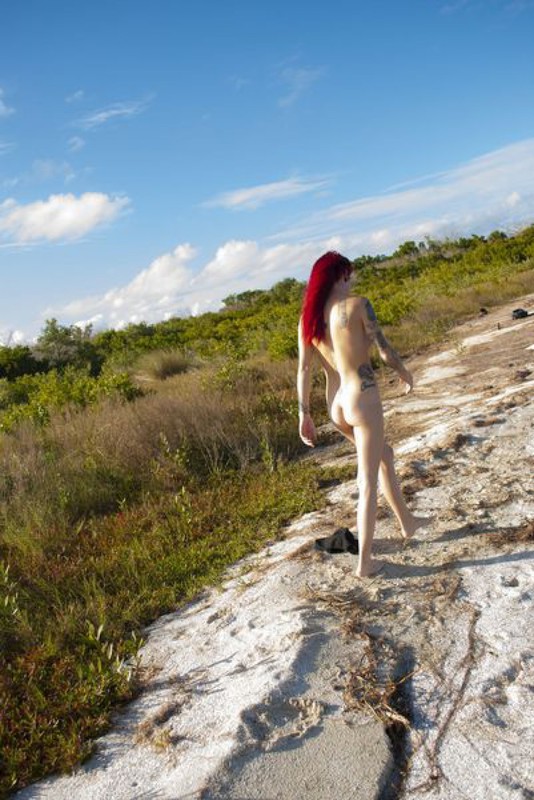 Красноволосая Эвора гуляет по берегу с оголенной грудью 5 фотография