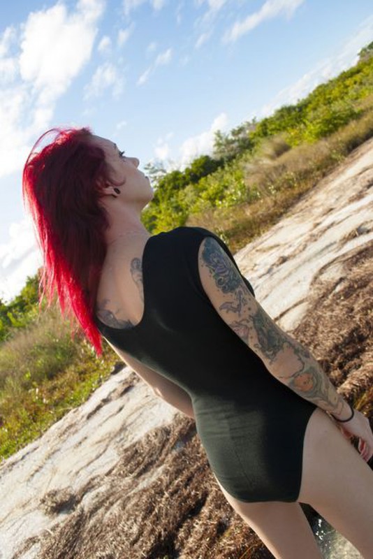 Красноволосая Эвора гуляет по берегу с оголенной грудью 22 фотография