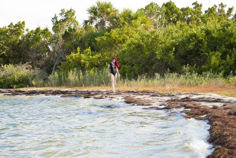 Красноволосая Эвора гуляет по берегу с оголенной грудью 8 фотография