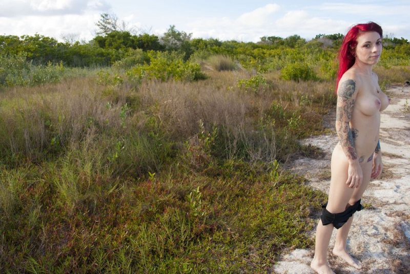 Красноволосая Эвора гуляет по берегу с оголенной грудью 33 фотография