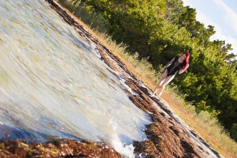 Красноволосая Эвора гуляет по берегу с оголенной грудью 32 фотография