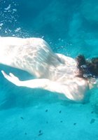 Бикса плавает голая под водой 1 фото