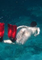 Бикса плавает голая под водой 2 фото