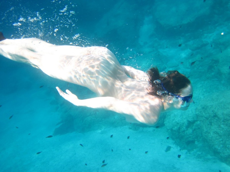 Бикса плавает голая под водой 1 фотография