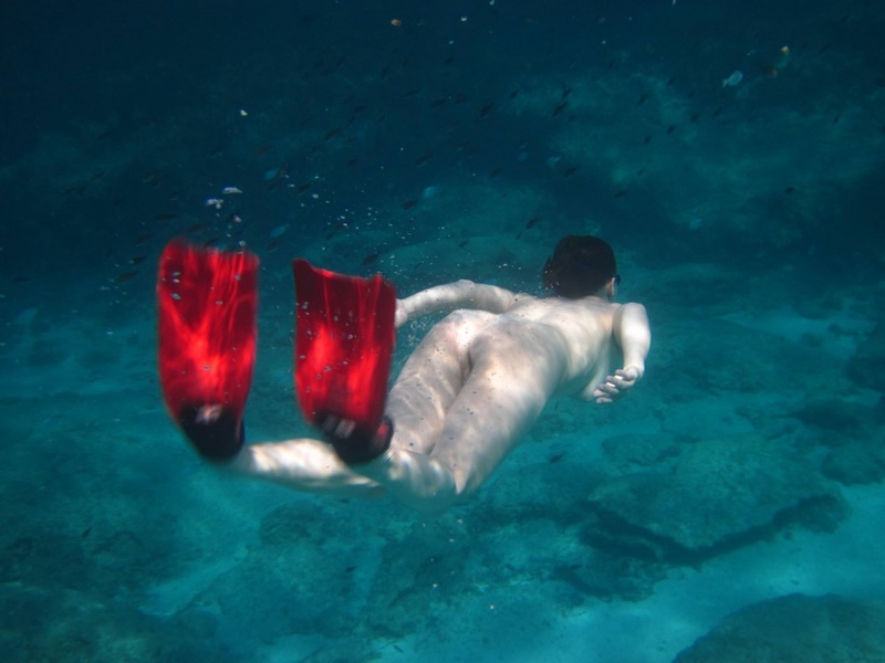 Бикса плавает голая под водой 2 фотография