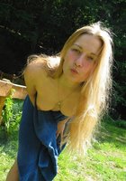 Блонда на даче прикрыла голое тело синим полотенцем 1 фотография