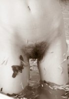 Грешница бреет волосатую манду в ванной 2 фото