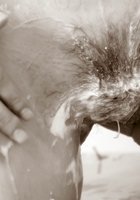 Грешница бреет волосатую манду в ванной 8 фото