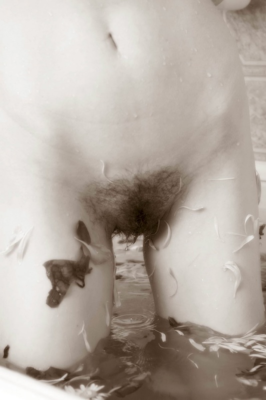 Грешница бреет волосатую манду в ванной 2 фотография