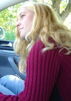 Блондинка впустила хер в волосатую киску прямо в машине 1 фотография