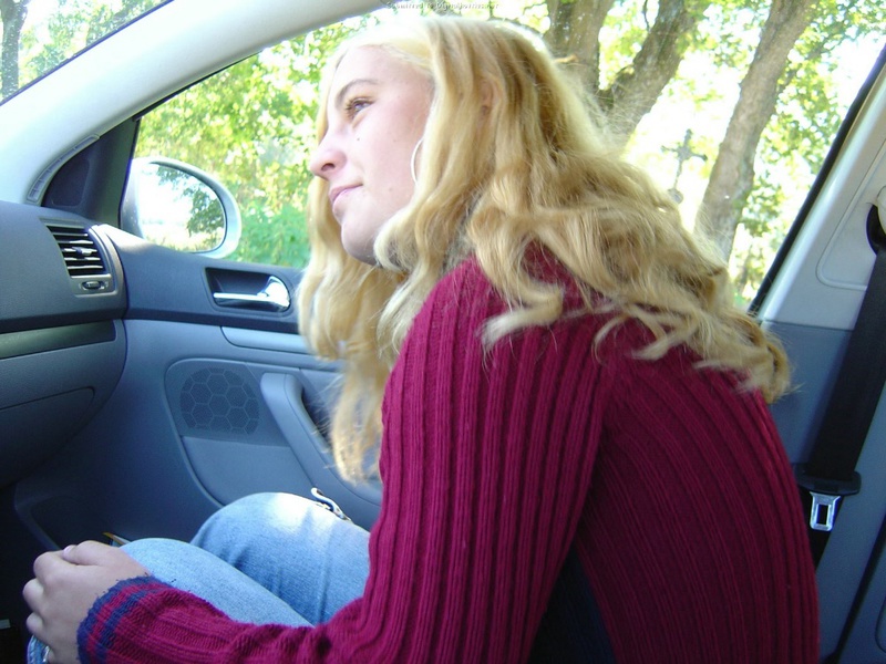 Блондинка впустила хер в волосатую киску прямо в машине 1 фотография
