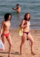 Две дамы с мохнатыми кисками проводят время у моря 19 фото