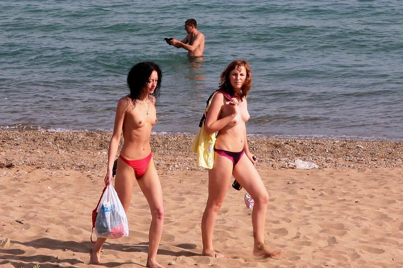 Две дамы с мохнатыми кисками проводят время у моря 19 фотография