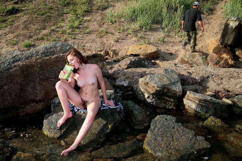 Две дамы с мохнатыми кисками проводят время у моря 11 фотография