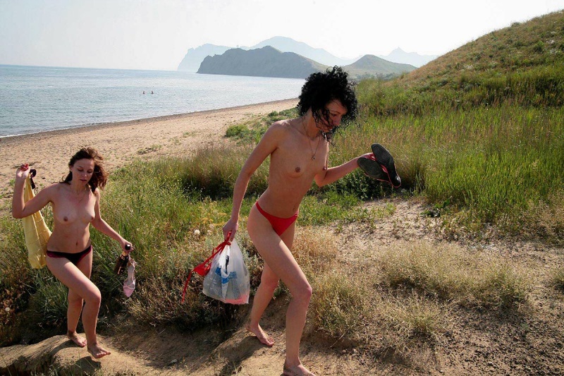 Две дамы с мохнатыми кисками проводят время у моря 20 фотография