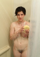 Женщина моется под горячим душем 17 фотография