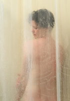 Женщина моется под горячим душем 6 фотография