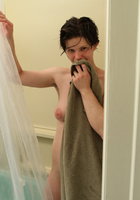 Женщина моется под горячим душем 13 фото