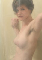 Женщина моется под горячим душем 3 фото