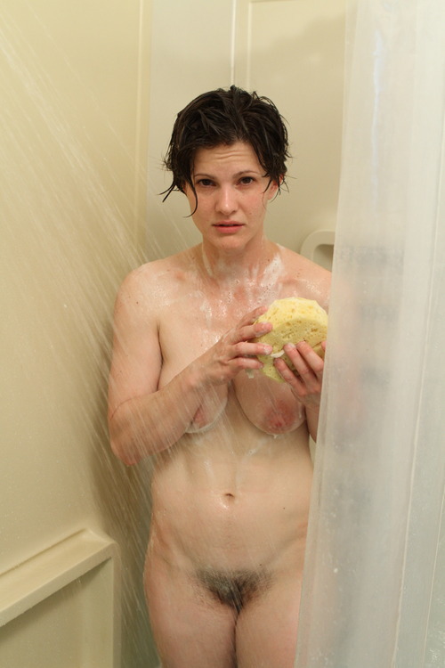 Женщина моется под горячим душем 17 фотография