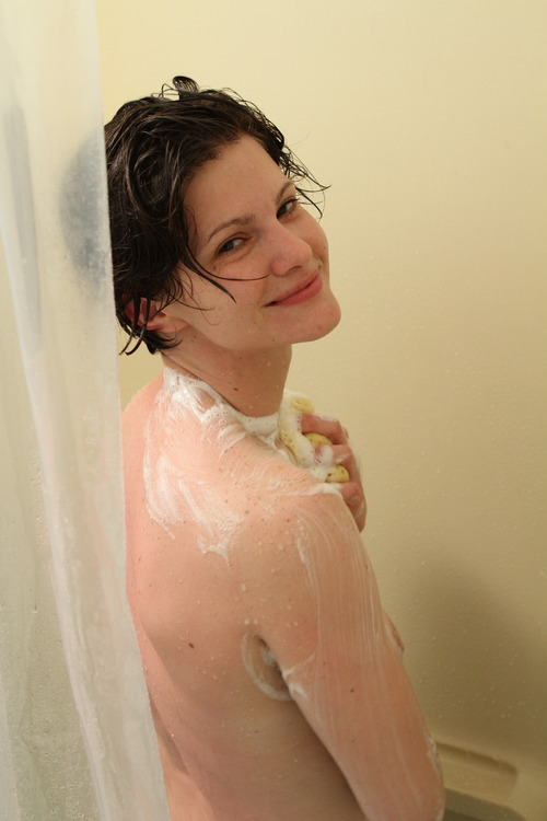 Женщина моется под горячим душем 12 фотография