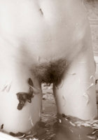 Девушка бреет очень волосатую киску в ванне 2 фото