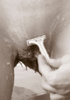 Девушка бреет очень волосатую киску в ванне 11 фотография