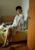 Японка хочет скинуть халатик будучи в гостях 1 фото