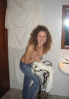 Кудрявая девка обнимается с парнем в ванной 16 фото