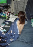 Азиатка с хорошими сиськами встречает парня в спальне 5 фото