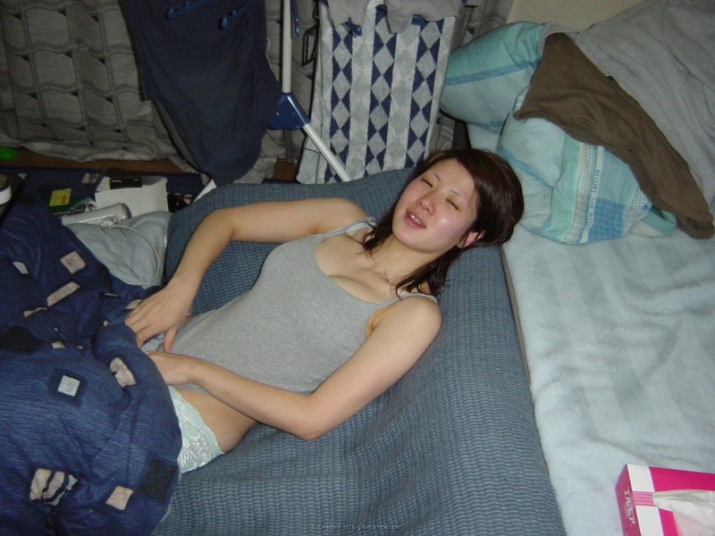 Азиатка с хорошими сиськами встречает парня в спальне 25 фотография