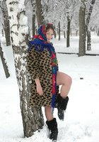 Деревенская принцесса распахнула шубу в зимнем лесу 1 фото