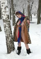 Деревенская принцесса распахнула шубу в зимнем лесу 3 фото