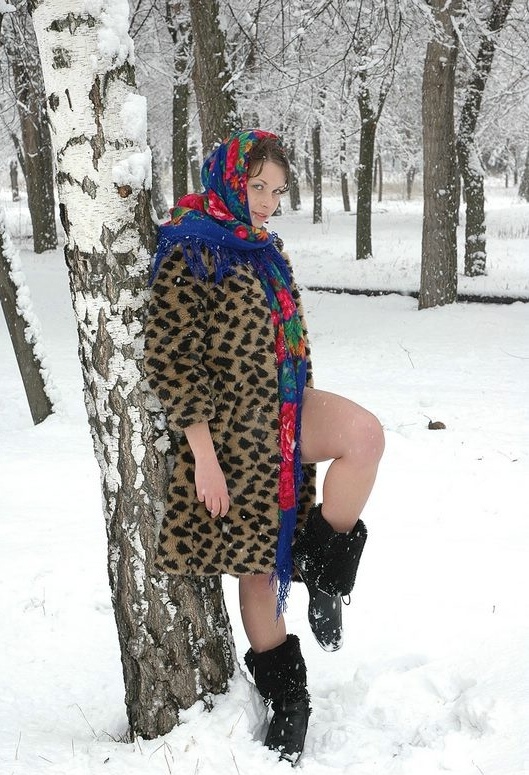 Деревенская принцесса распахнула шубу в зимнем лесу 1 фотография