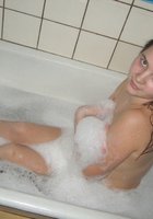 Симпатичная чика купается в ванной 16 фото