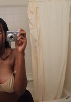 Грудастая негритянка делает селфи в ванной 5 фотография