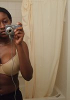 Грудастая негритянка делает селфи в ванной 4 фотография