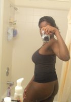 Грудастая негритянка делает селфи в ванной 21 фото