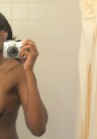 Грудастая негритянка делает селфи в ванной 18 фото