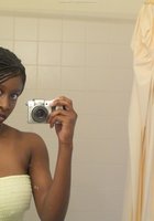 Грудастая негритянка делает селфи в ванной 19 фото