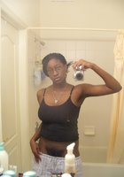 Грудастая негритянка делает селфи в ванной 23 фотография