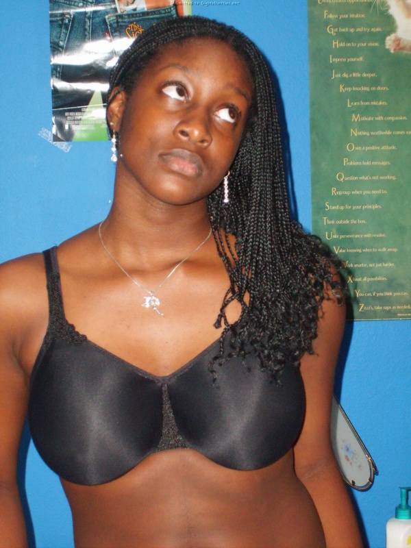 Грудастая негритянка делает селфи в ванной 2 фотография