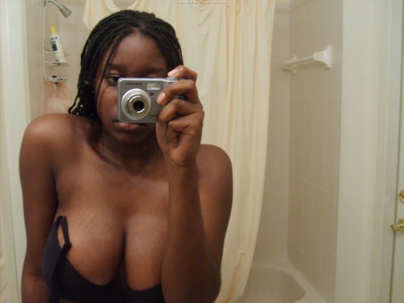 Грудастая негритянка делает селфи в ванной 6 фотография